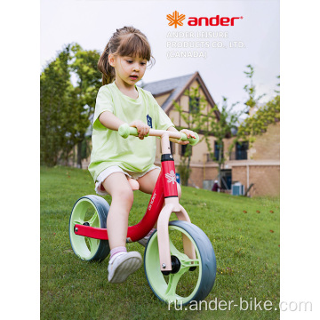 балансирующий игрушечный велосипед с нашим самокатом без педалей